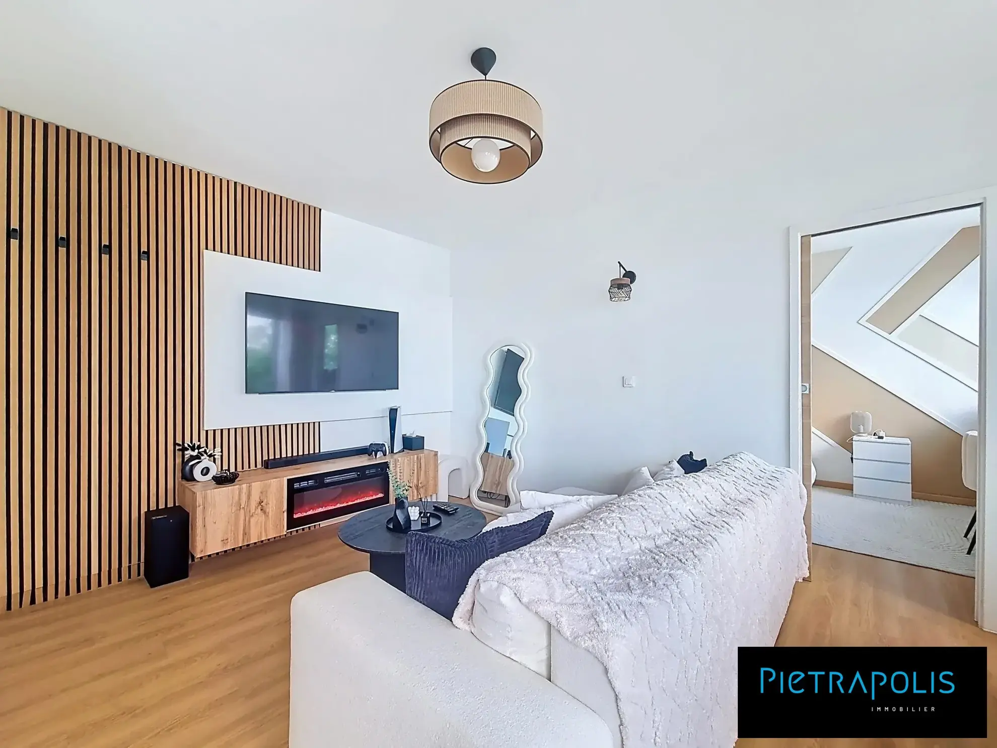 Appartement à vendre à Saint-Priest, lumineux, rénové, meublé, avec parking 