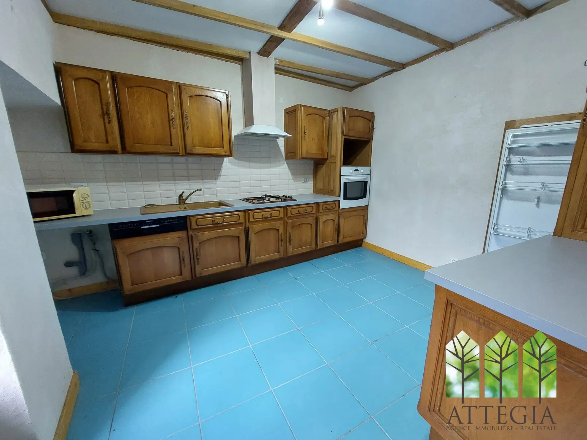 Maison à vendre avec 3 chambres, garage et cour à Châteaumeillant 