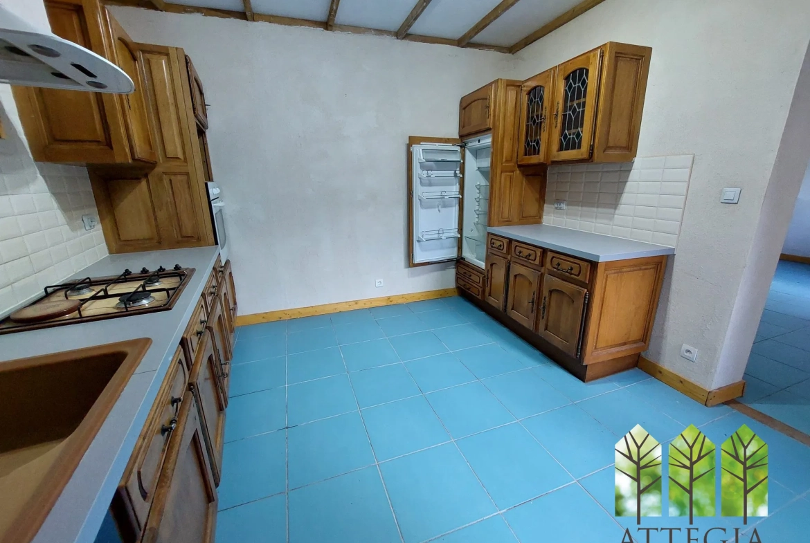Maison à vendre avec 3 chambres, garage et cour à Châteaumeillant 