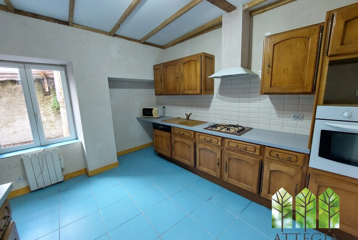 Maison à vendre avec 3 chambres, garage et cour à Châteaumeillant 