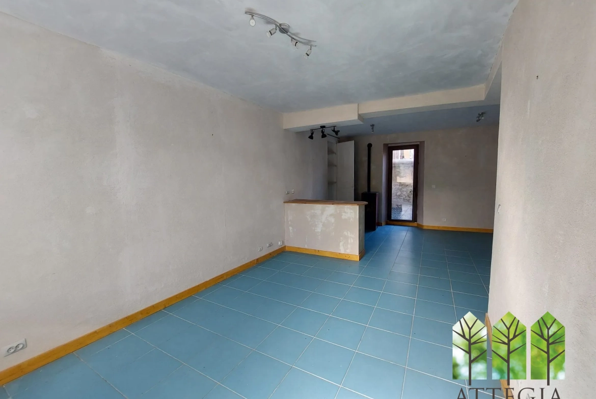 Maison à vendre avec 3 chambres, garage et cour à Châteaumeillant 