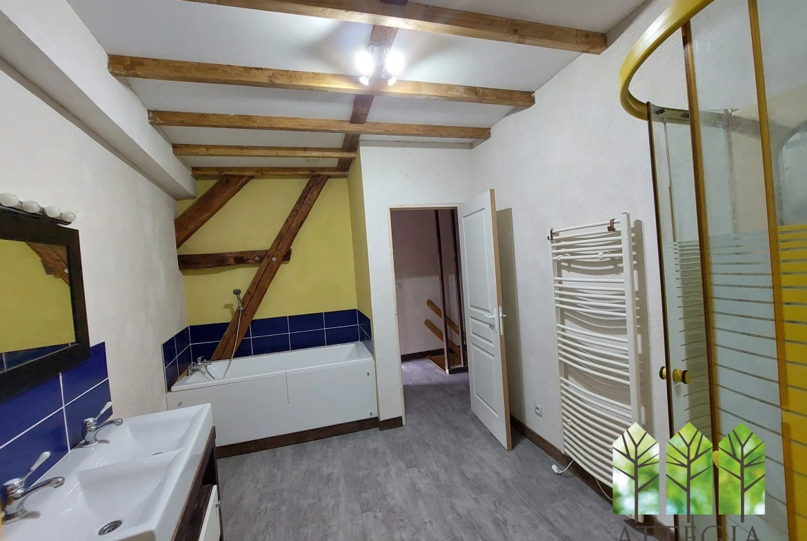 Maison à vendre avec 3 chambres, garage et cour à Châteaumeillant 