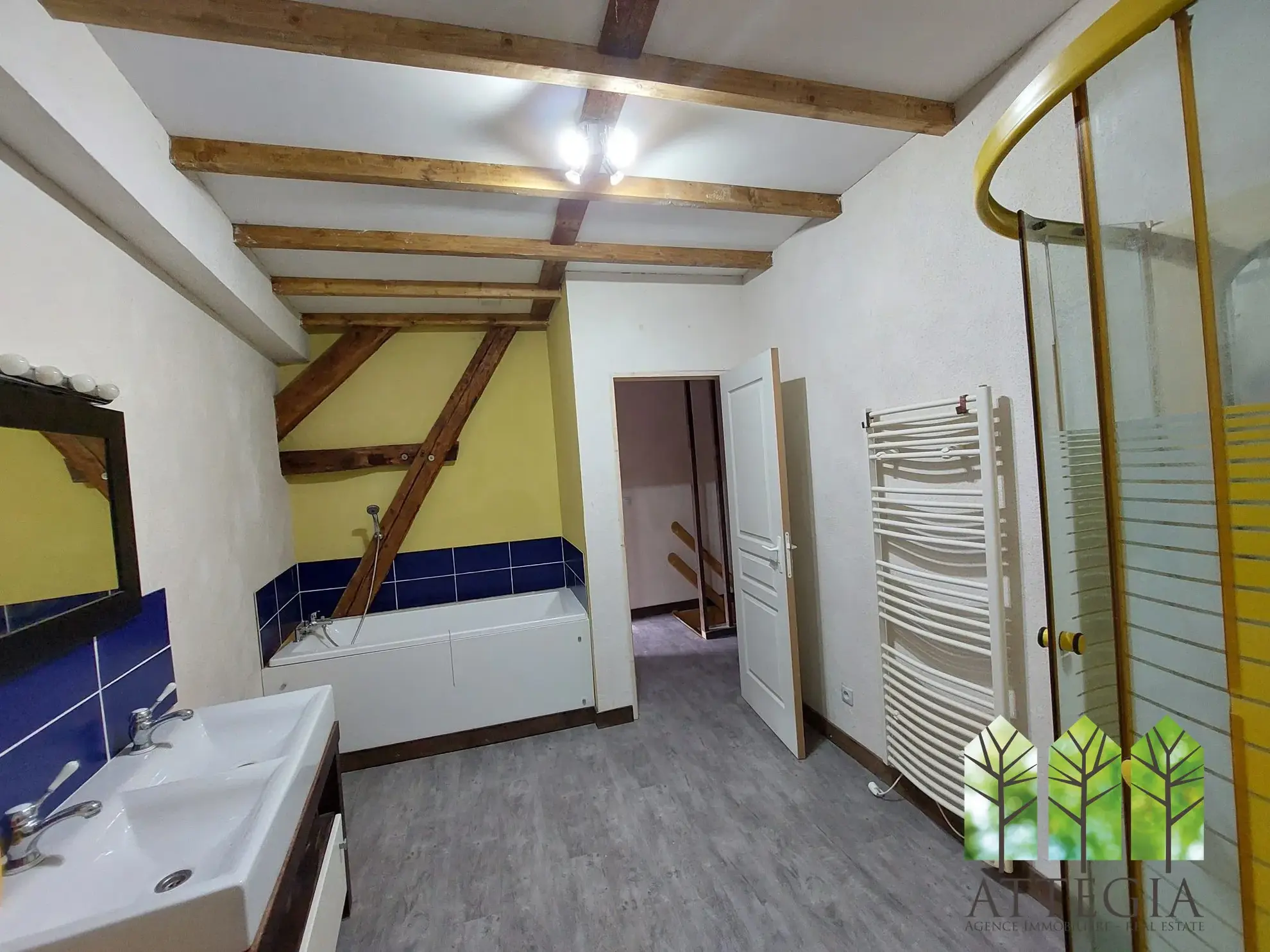 Maison à vendre avec 3 chambres, garage et cour à Châteaumeillant 
