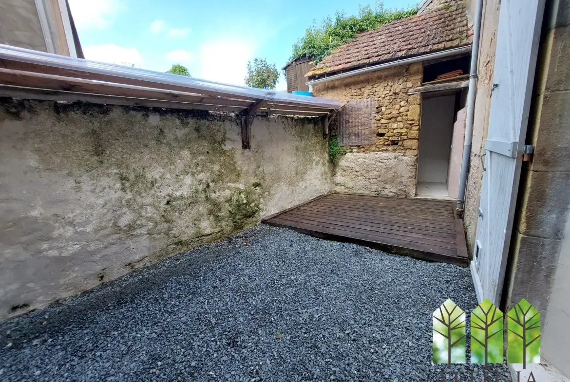Maison à vendre avec 3 chambres, garage et cour à Châteaumeillant 