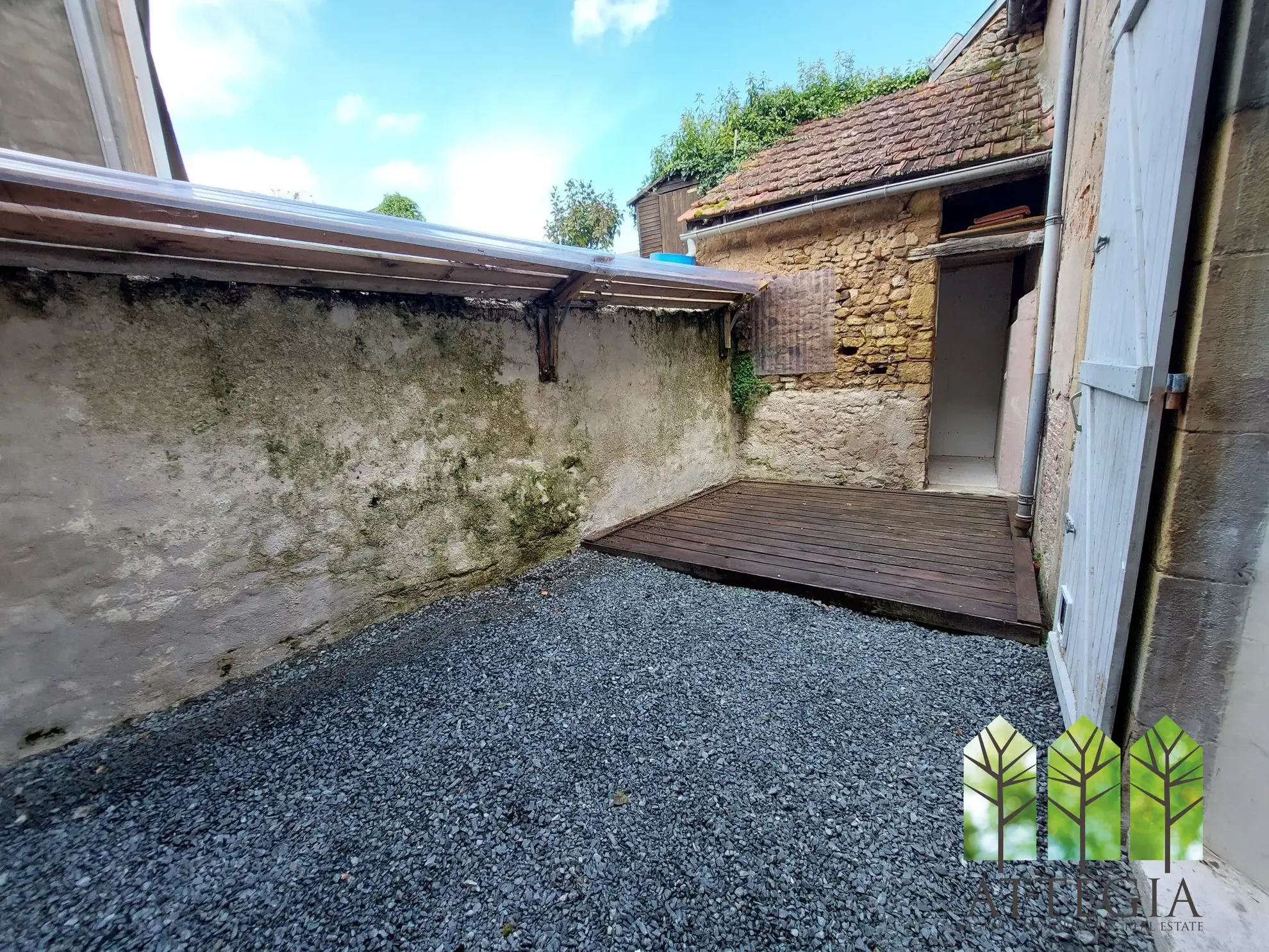 Maison à vendre avec 3 chambres, garage et cour à Châteaumeillant 
