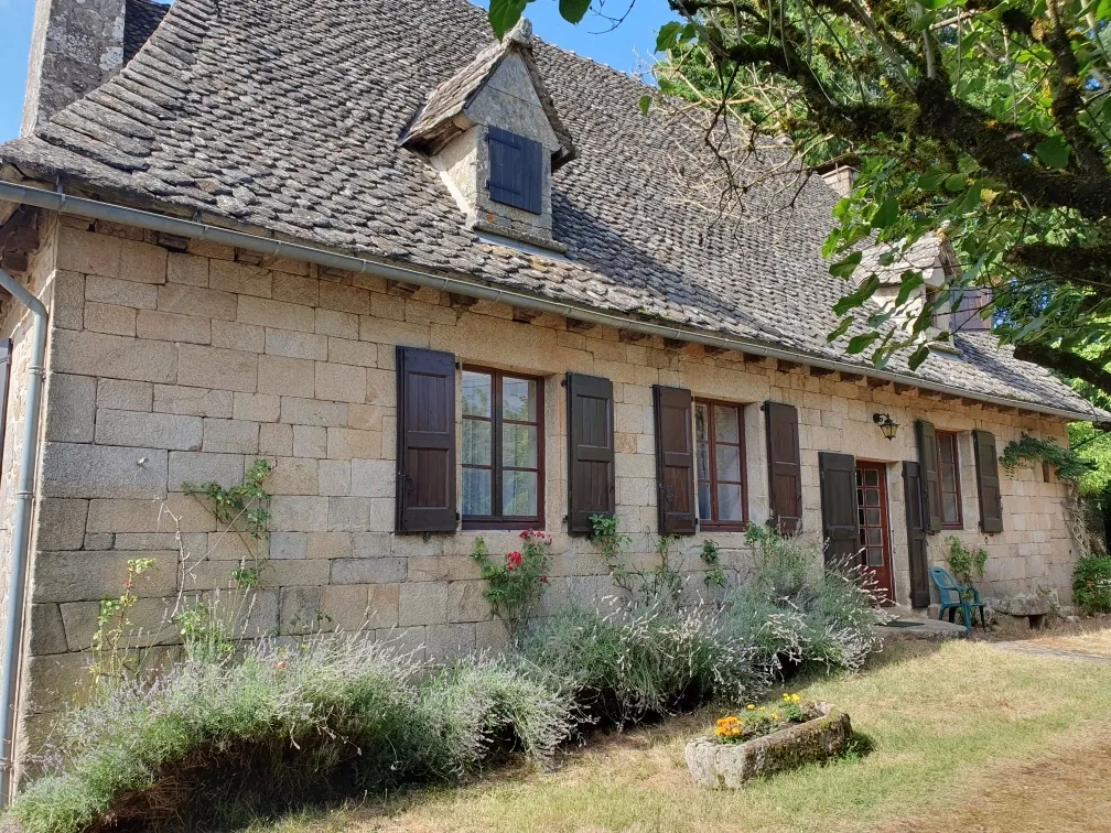 Magnifique maison ancienne en Xaintrie avec dépendances et parc arboré 