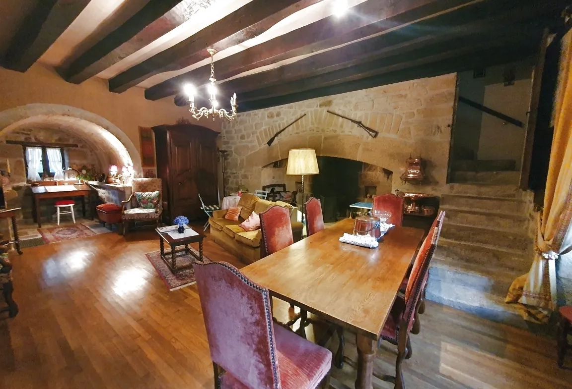 Magnifique maison ancienne en Xaintrie avec dépendances et parc arboré 