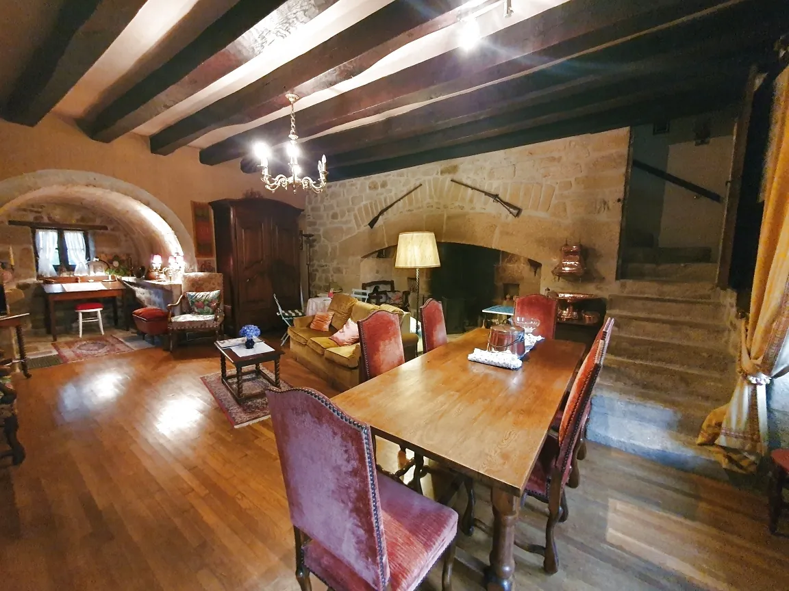 Magnifique maison ancienne en Xaintrie avec dépendances et parc arboré 