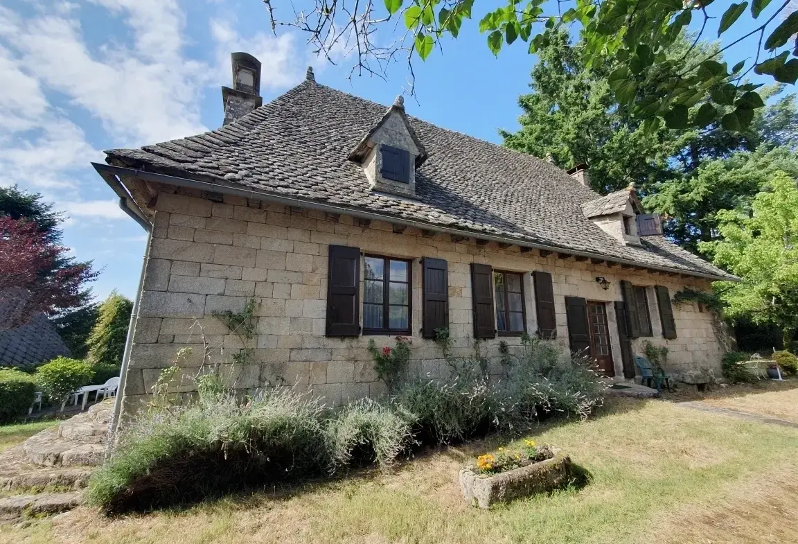 Magnifique maison ancienne en Xaintrie avec dépendances et parc arboré 