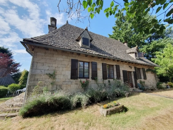 Magnifique maison ancienne en Xaintrie avec dépendances et parc arboré