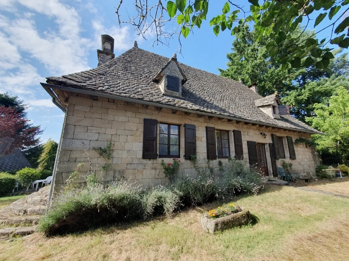 Magnifique maison ancienne en Xaintrie avec dépendances et parc arboré 