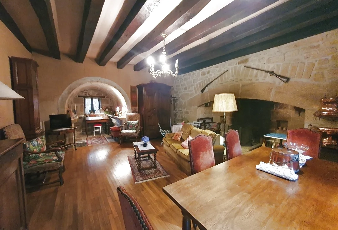 Magnifique maison ancienne en Xaintrie avec dépendances et parc arboré 