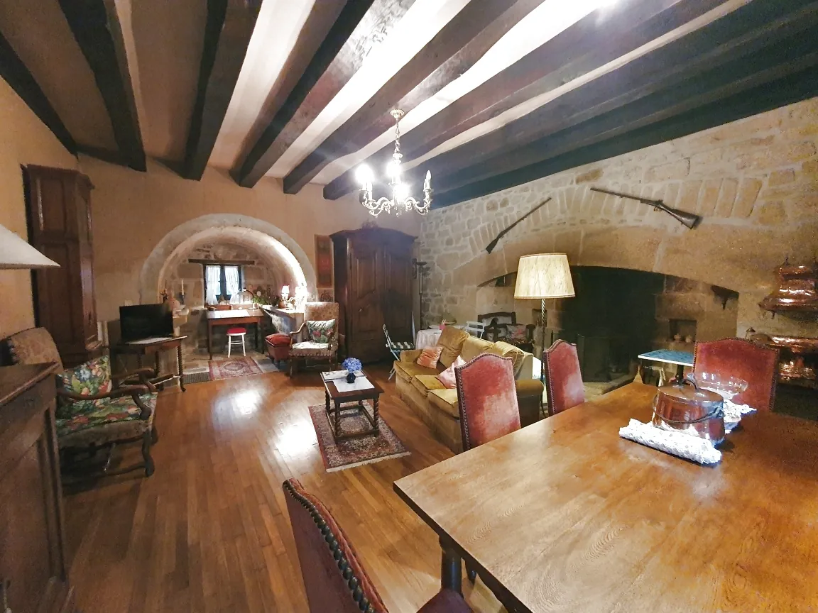 Magnifique maison ancienne en Xaintrie avec dépendances et parc arboré 