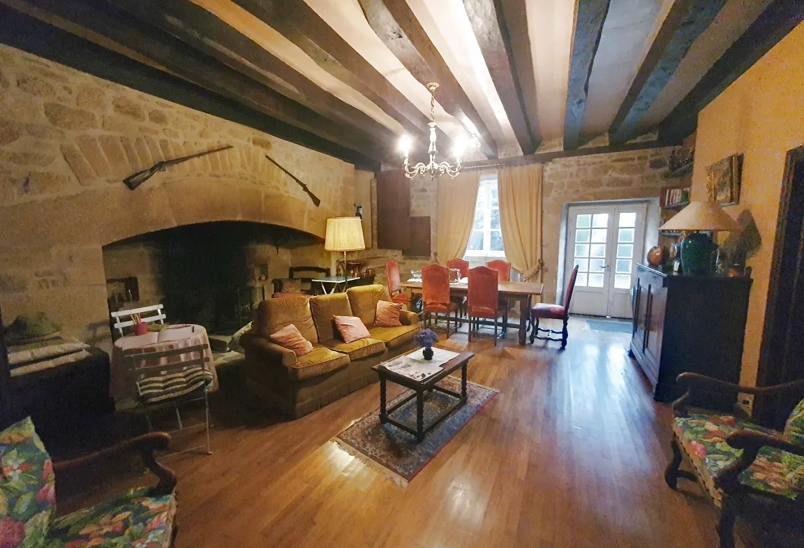 Magnifique maison ancienne en Xaintrie avec dépendances et parc arboré 