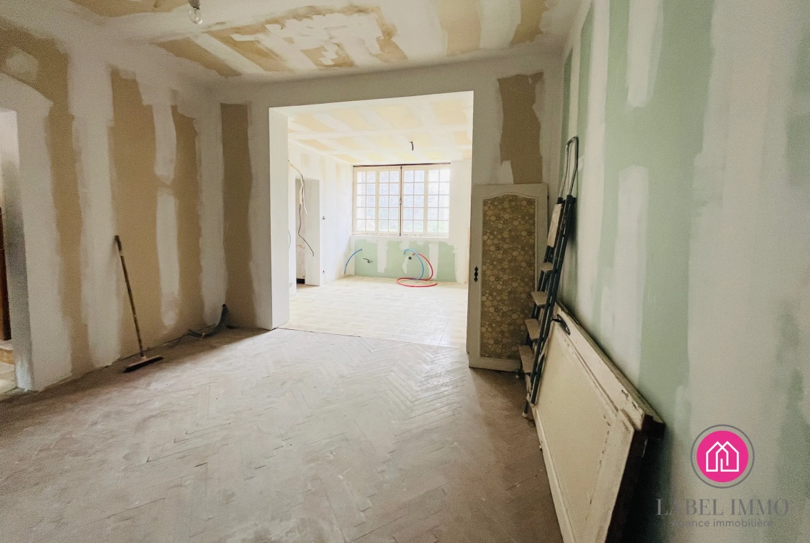 Maison semi-individuelle à Caudry avec potentiel de rénovation, 3 chambres, garage et jardin clos 