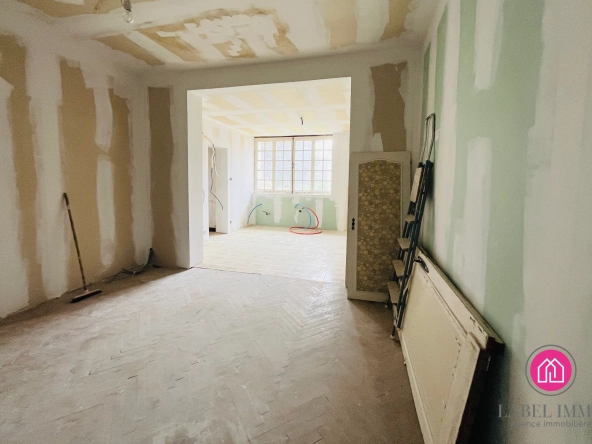 Maison semi-individuelle à Caudry avec potentiel de rénovation, 3 chambres, garage et jardin clos