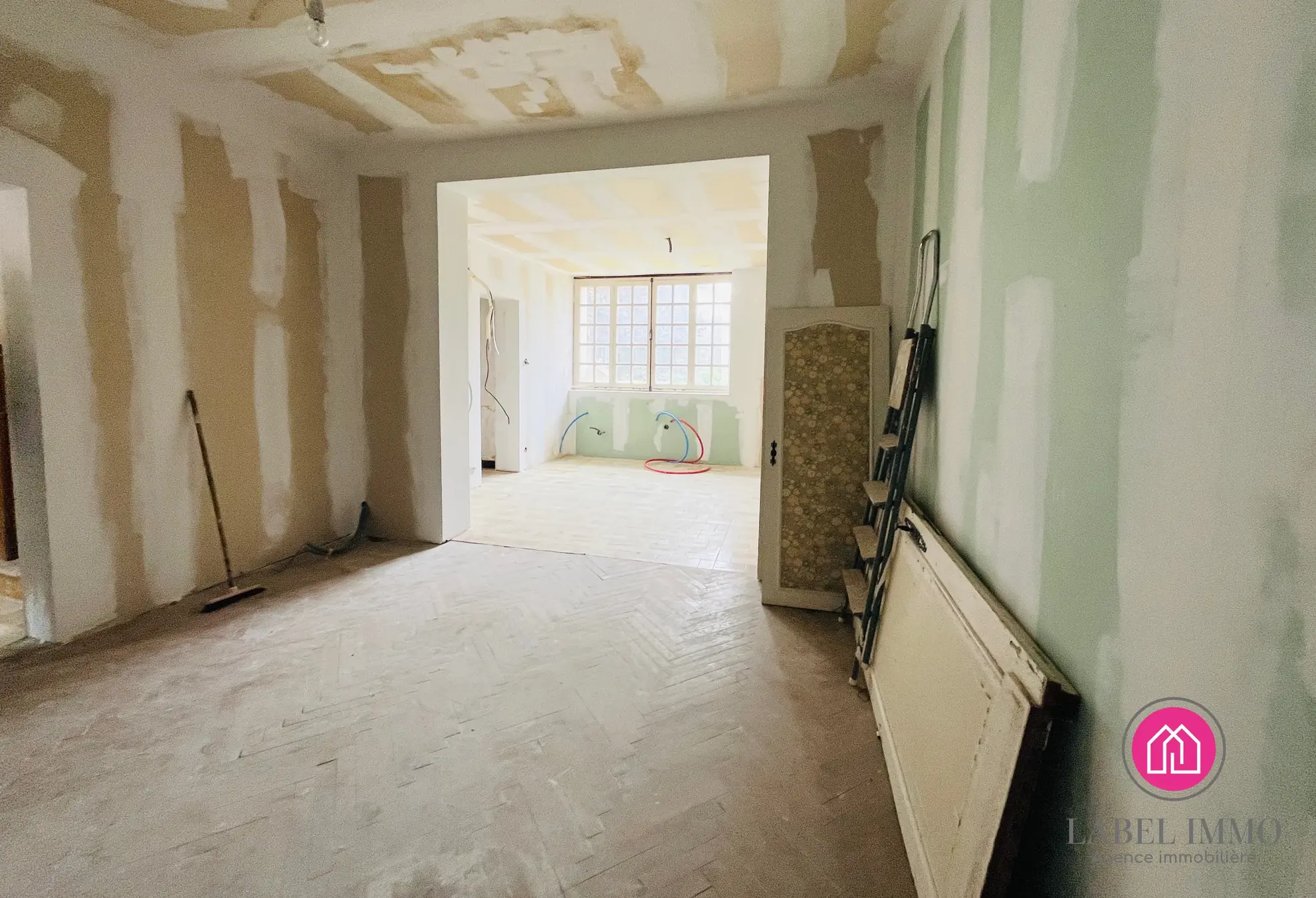Maison semi-individuelle à Caudry avec potentiel de rénovation, 3 chambres, garage et jardin clos 