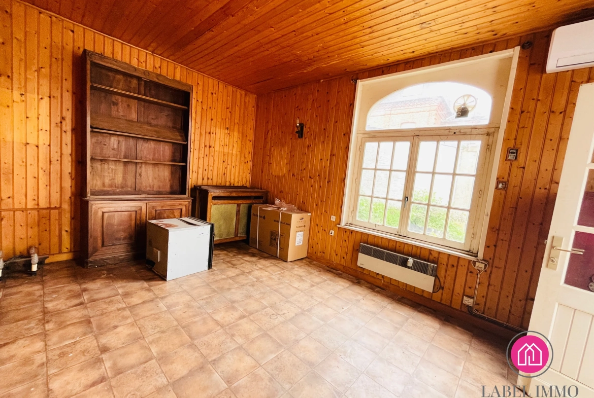 Maison semi-individuelle à Caudry avec potentiel de rénovation, 3 chambres, garage et jardin clos 