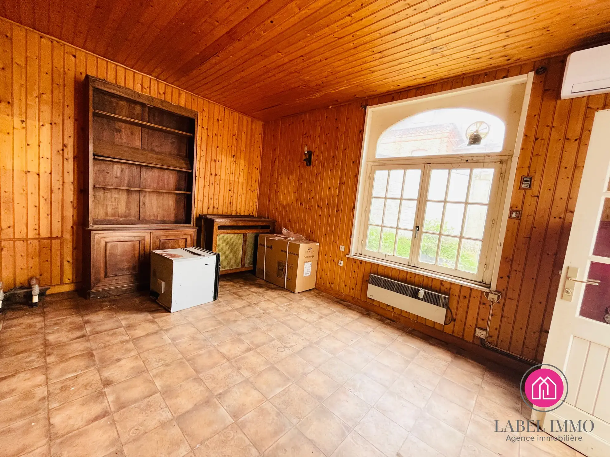 Maison semi-individuelle à Caudry avec potentiel de rénovation, 3 chambres, garage et jardin clos 