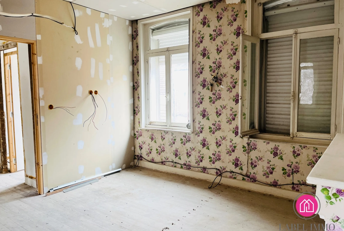 Maison semi-individuelle à Caudry avec potentiel de rénovation, 3 chambres, garage et jardin clos 
