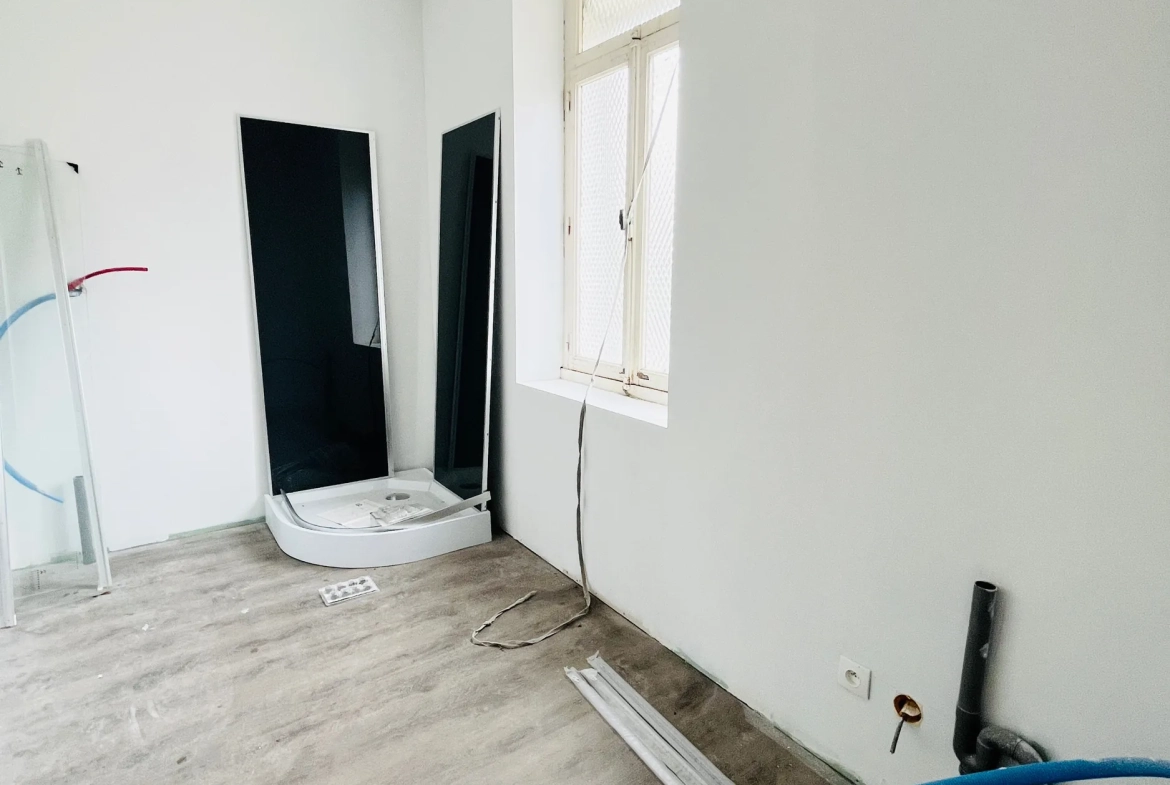 Maison semi-individuelle à Caudry avec potentiel de rénovation, 3 chambres, garage et jardin clos 