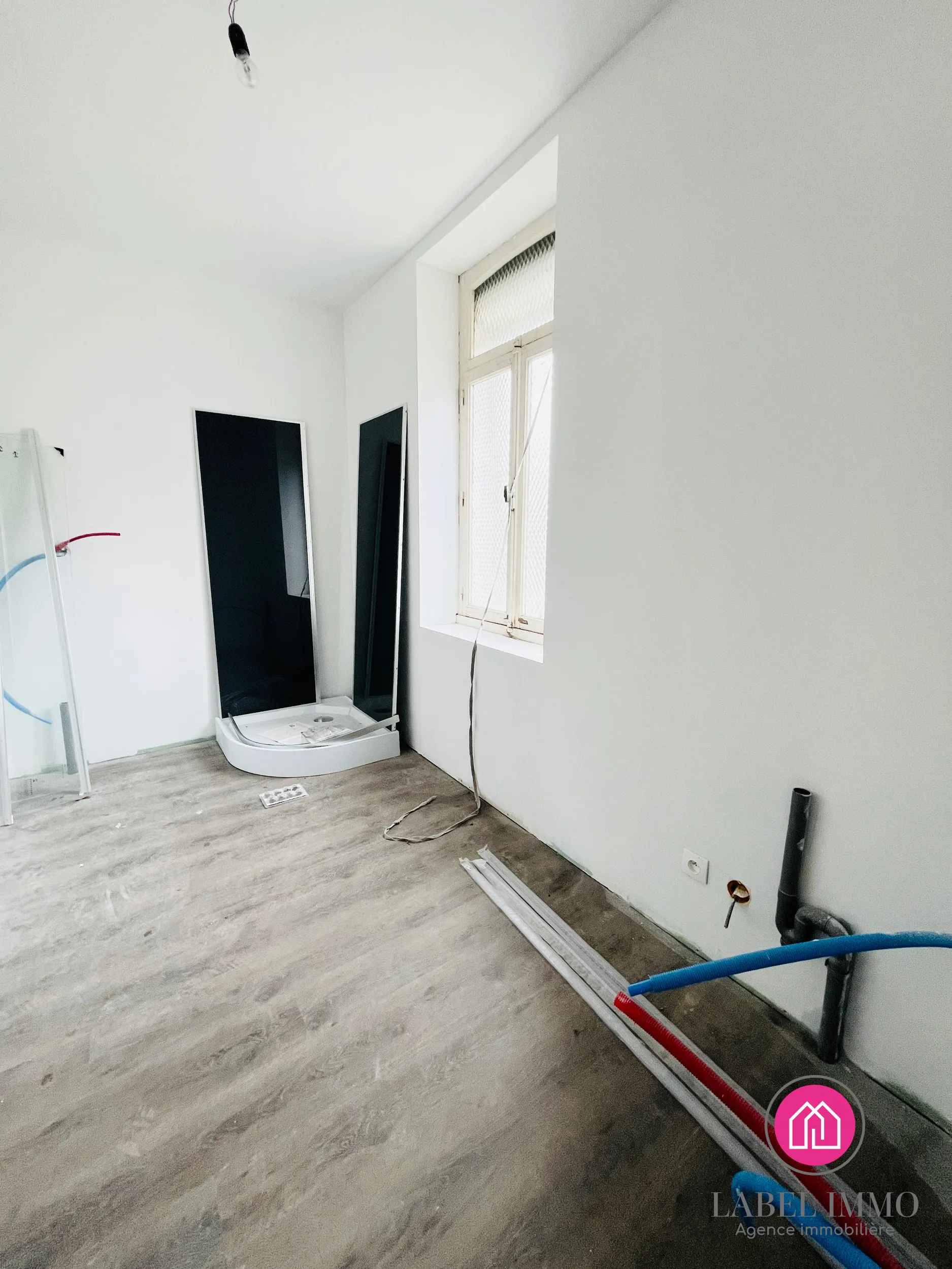 Maison semi-individuelle à Caudry avec potentiel de rénovation, 3 chambres, garage et jardin clos 