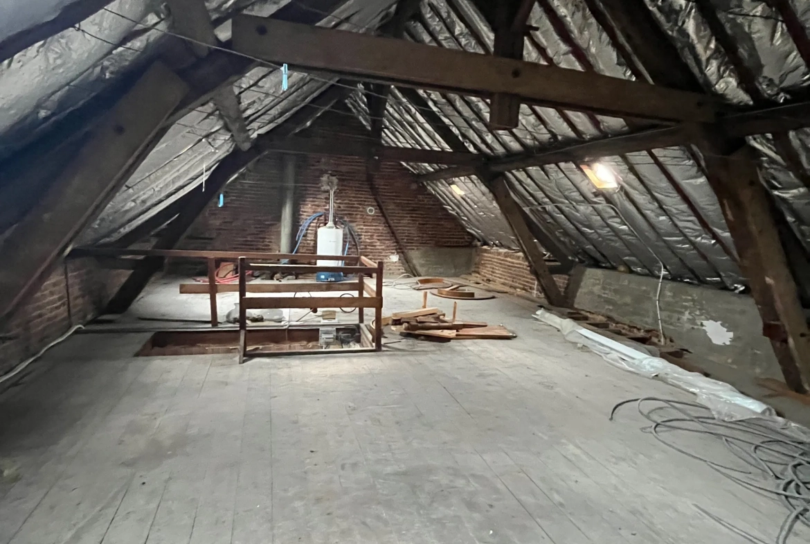 Maison semi-individuelle à Caudry avec potentiel de rénovation, 3 chambres, garage et jardin clos 