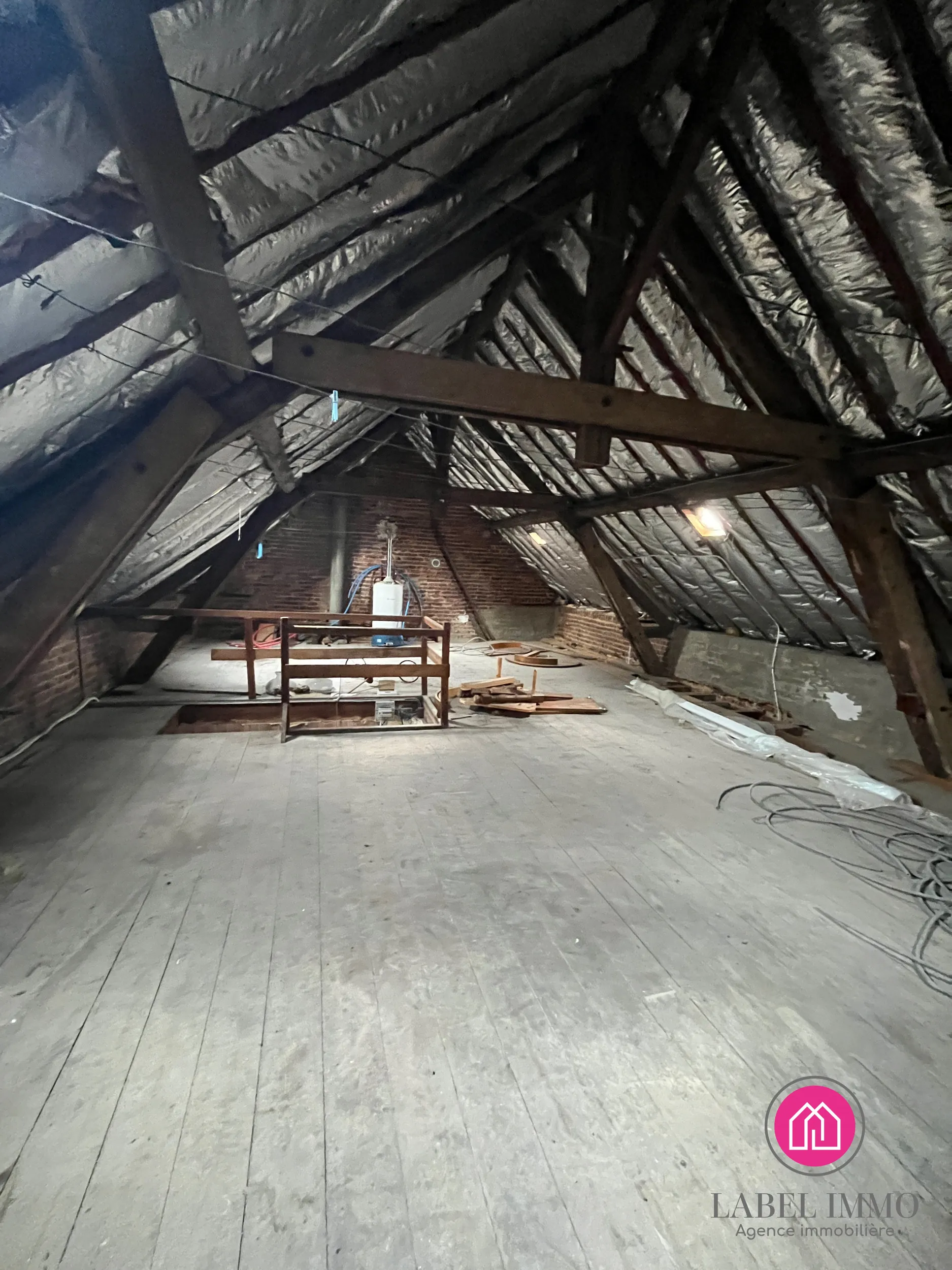 Maison semi-individuelle à Caudry avec potentiel de rénovation, 3 chambres, garage et jardin clos 