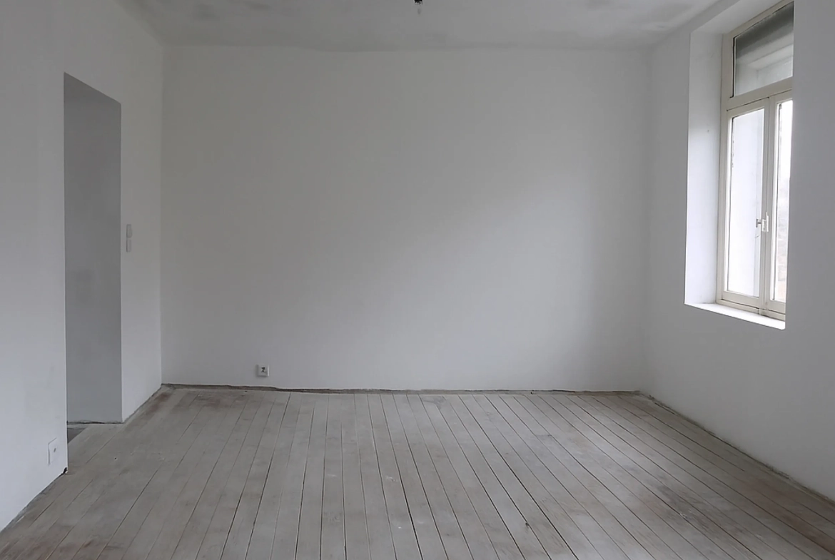 Maison semi-individuelle à Caudry avec potentiel de rénovation, 3 chambres, garage et jardin clos 