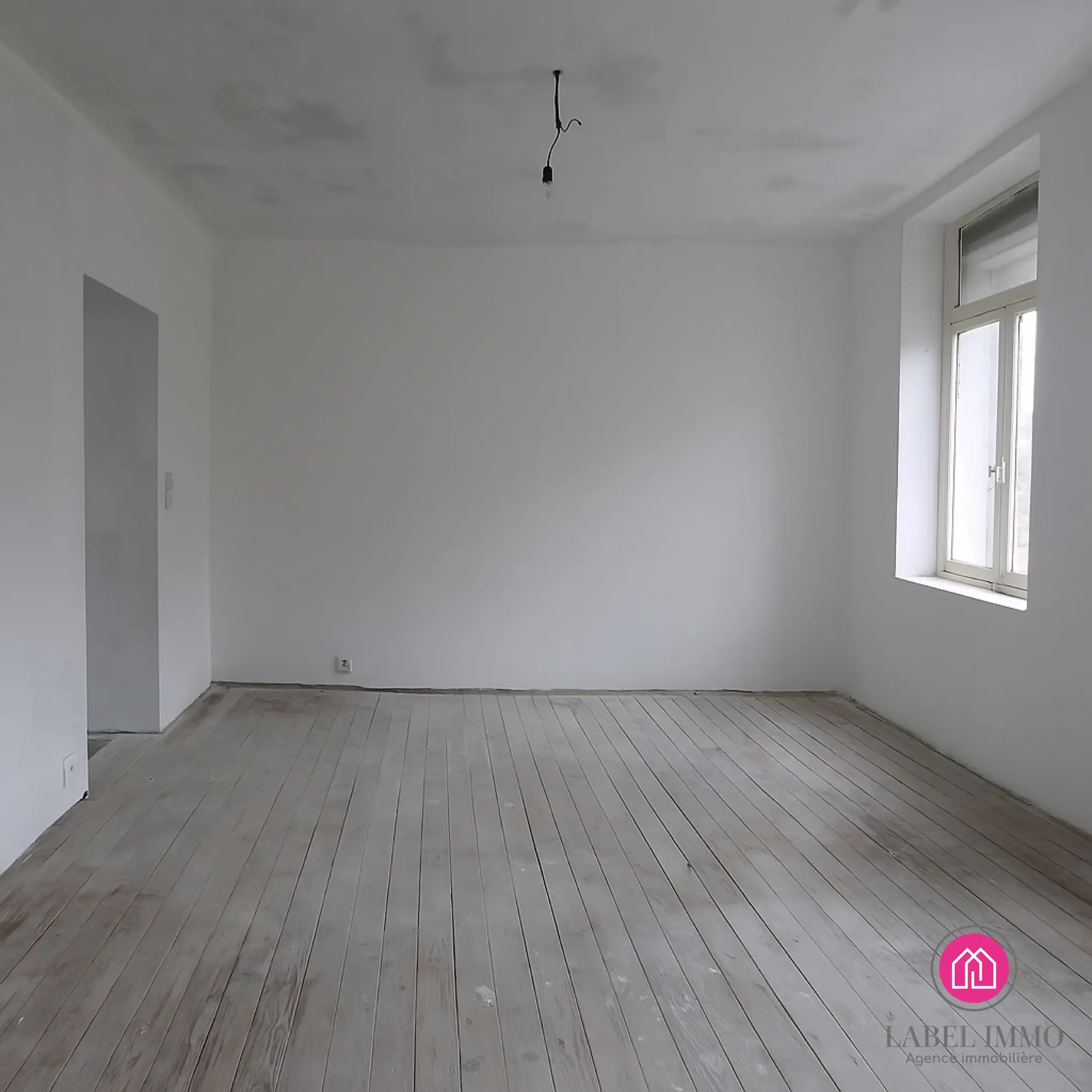 Maison semi-individuelle à Caudry avec potentiel de rénovation, 3 chambres, garage et jardin clos 