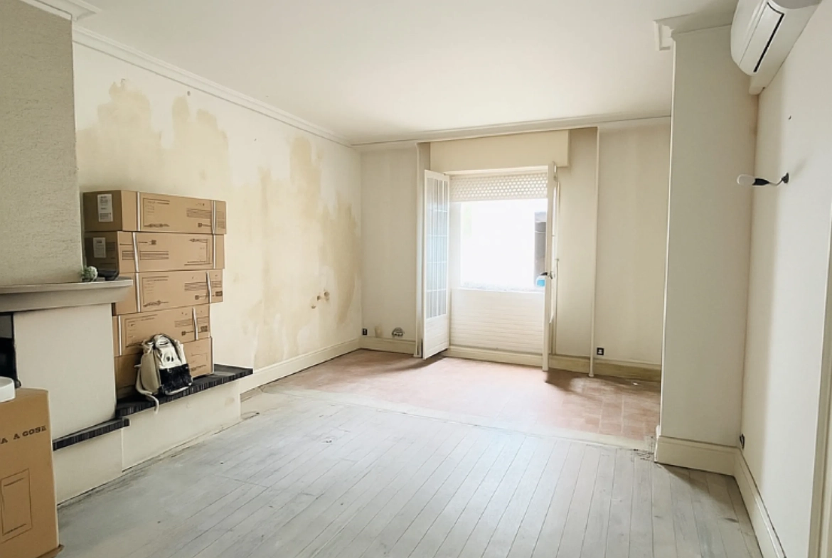 Maison semi-individuelle à Caudry avec potentiel de rénovation, 3 chambres, garage et jardin clos 