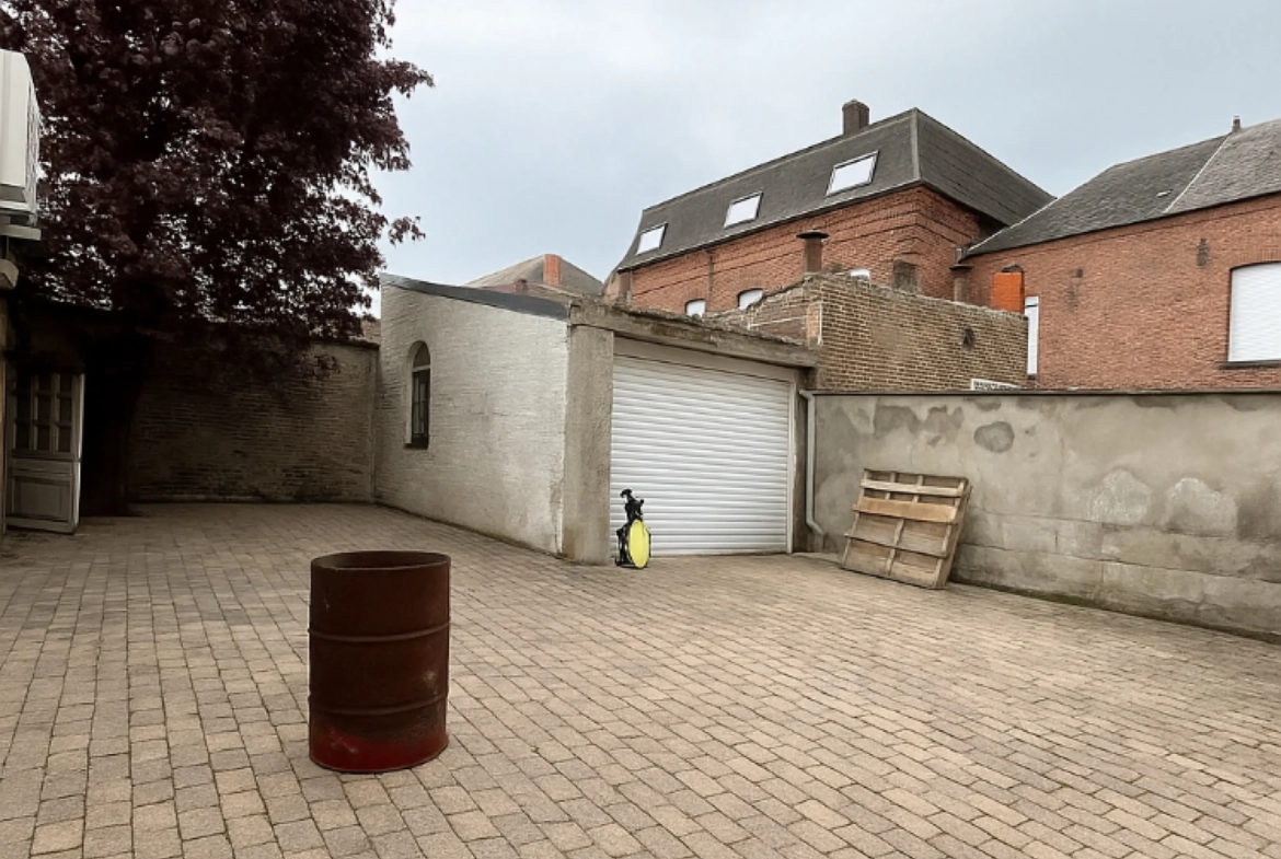 Maison semi-individuelle à Caudry avec potentiel de rénovation, 3 chambres, garage et jardin clos 
