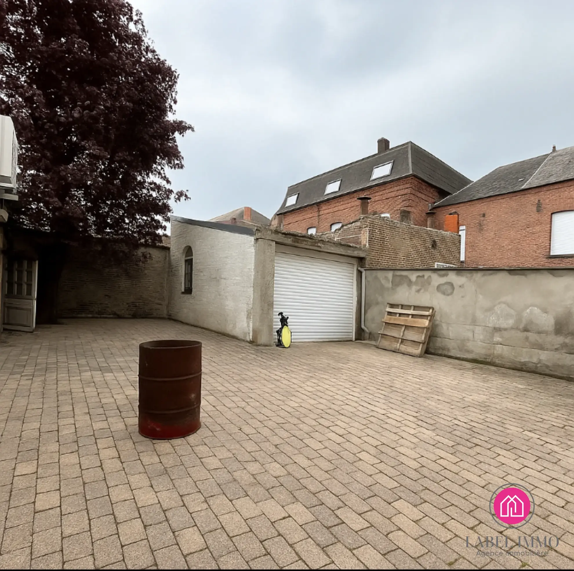 Maison semi-individuelle à Caudry avec potentiel de rénovation, 3 chambres, garage et jardin clos 