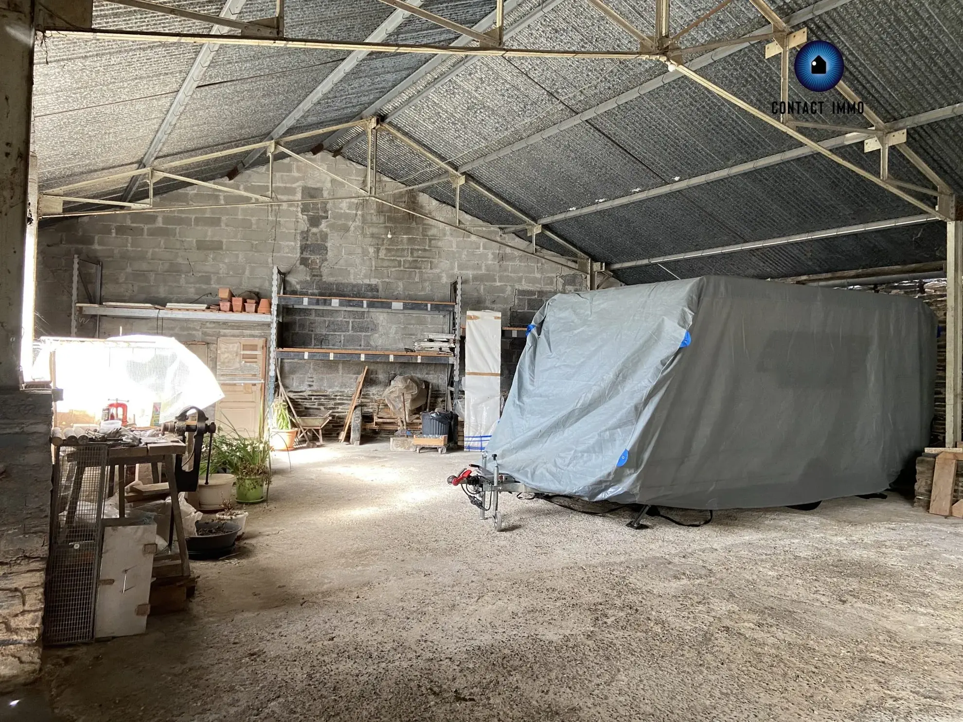Ensemble immobilier avec hangar et bâtiment réhabilitable à Allassac 