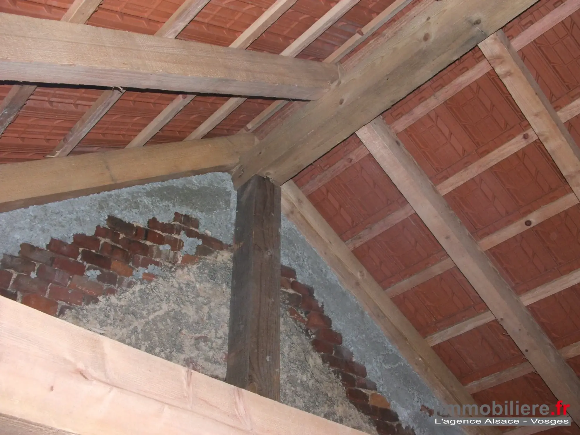 Maison à rénover avec terrasse à Sainte-Marie-aux-Mines, potentiel d'aménagement intérieur 