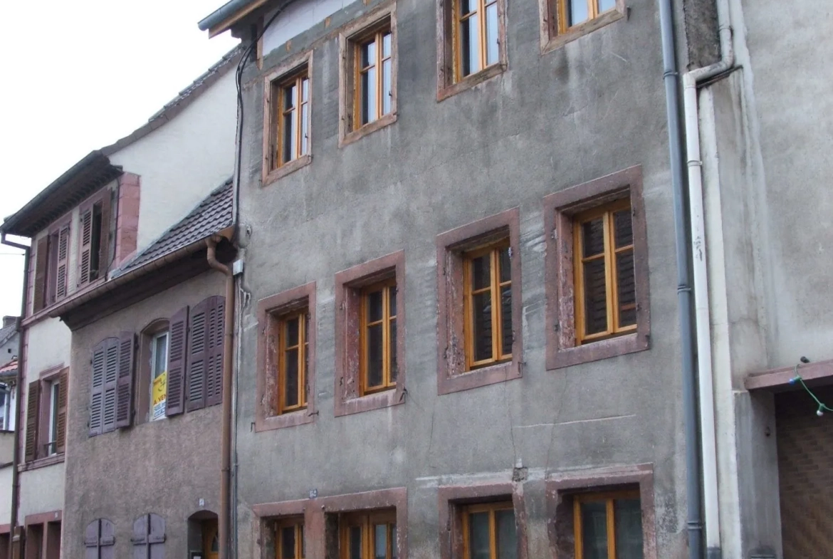 Maison à rénover avec terrasse à Sainte-Marie-aux-Mines, potentiel d'aménagement intérieur 