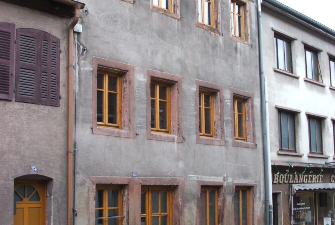 Maison à rénover avec terrasse à Sainte-Marie-aux-Mines, potentiel d'aménagement intérieur 