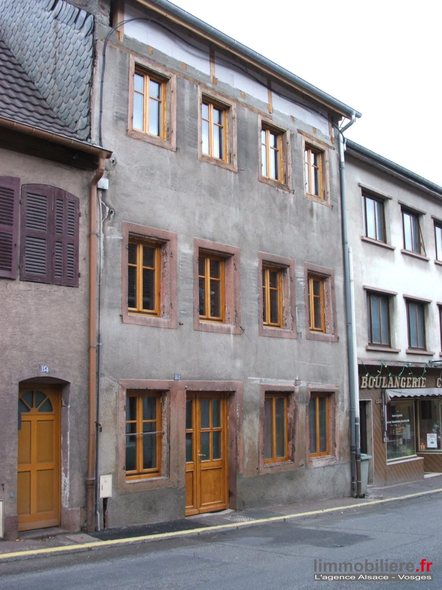 Maison à rénover avec terrasse à Sainte-Marie-aux-Mines, potentiel d'aménagement intérieur 