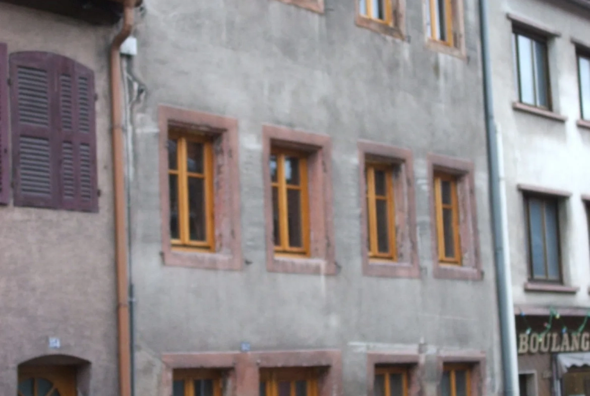 Maison à rénover avec terrasse à Sainte-Marie-aux-Mines, potentiel d'aménagement intérieur 