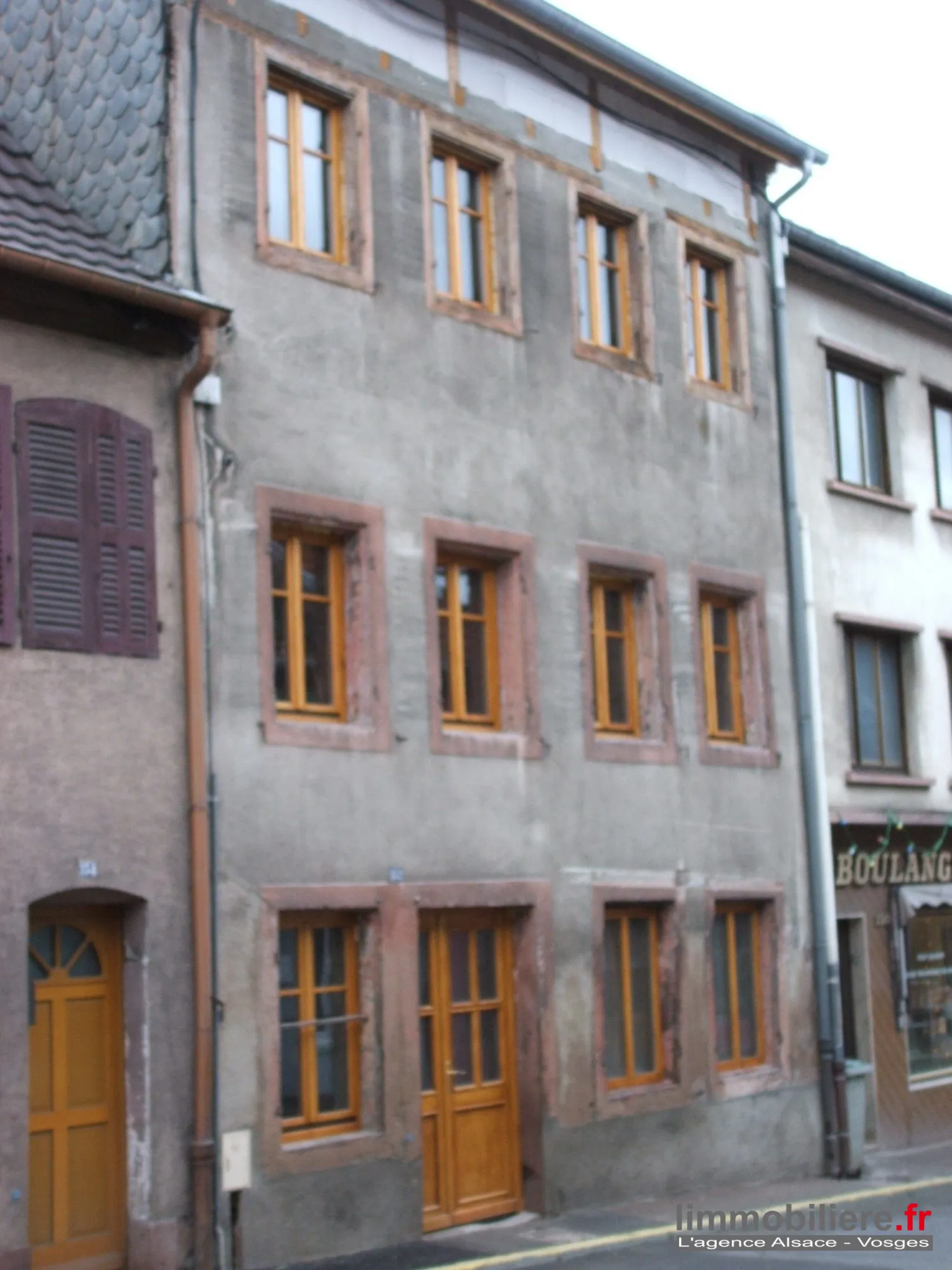 Maison à rénover avec terrasse à Sainte-Marie-aux-Mines, potentiel d'aménagement intérieur 