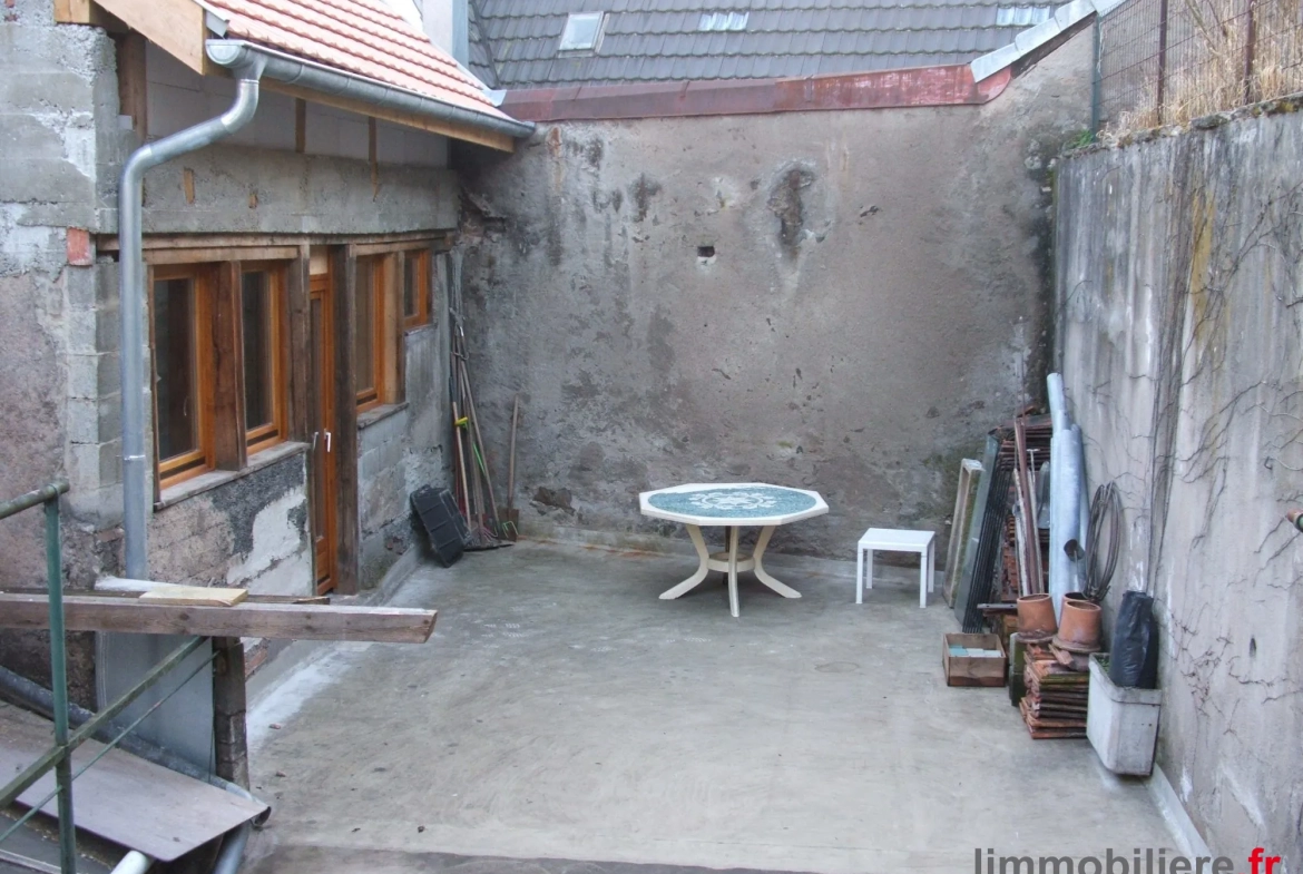 Maison à rénover avec terrasse à Sainte-Marie-aux-Mines, potentiel d'aménagement intérieur 