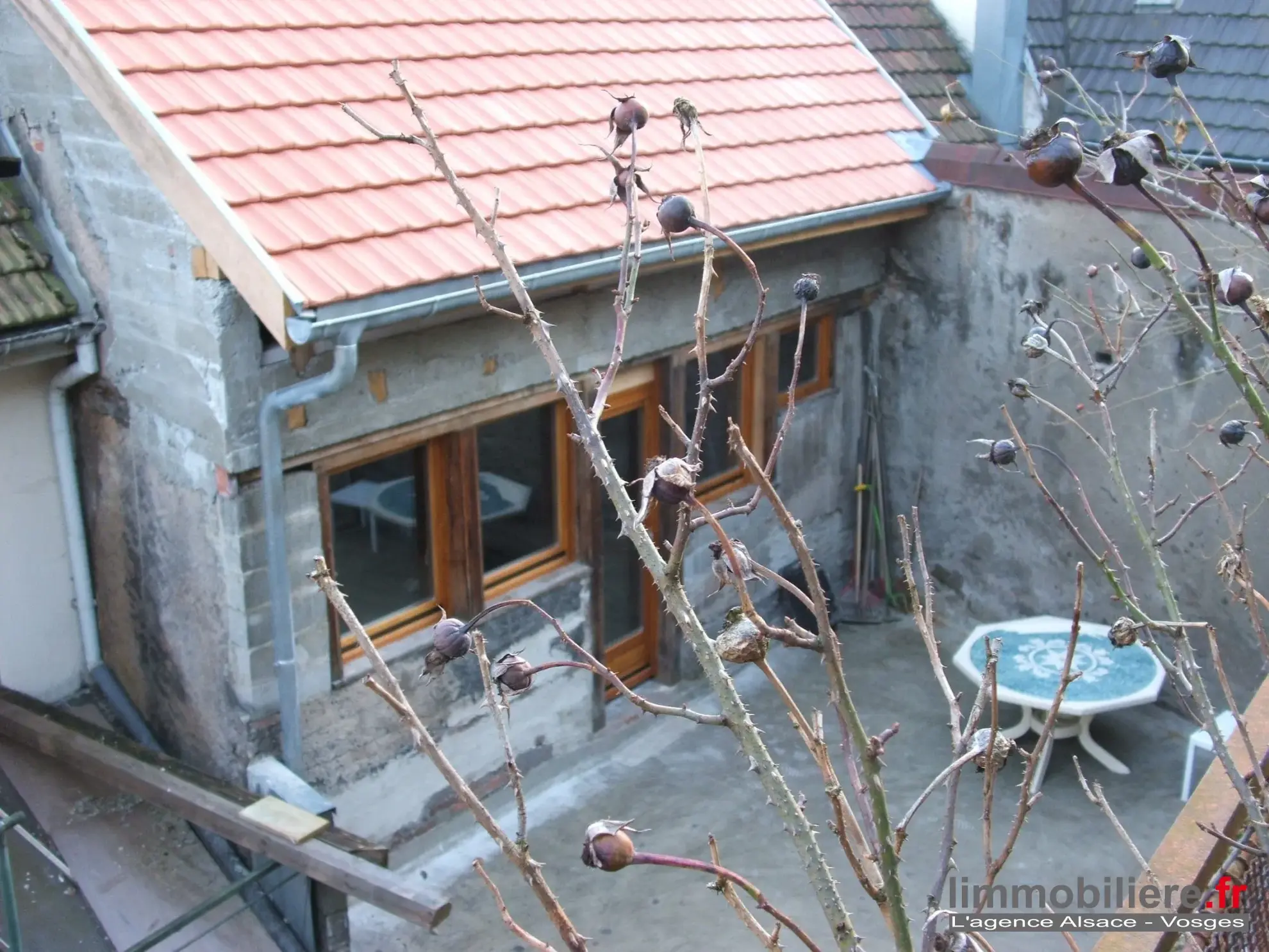 Maison à rénover avec terrasse à Sainte-Marie-aux-Mines, potentiel d'aménagement intérieur 