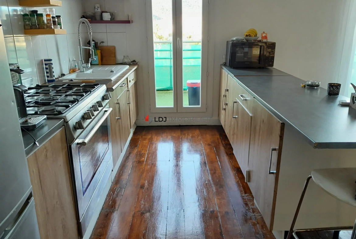 Appartement traversant de 82m² avec grande terrasse à Amélie-les-Bains-Palalda 