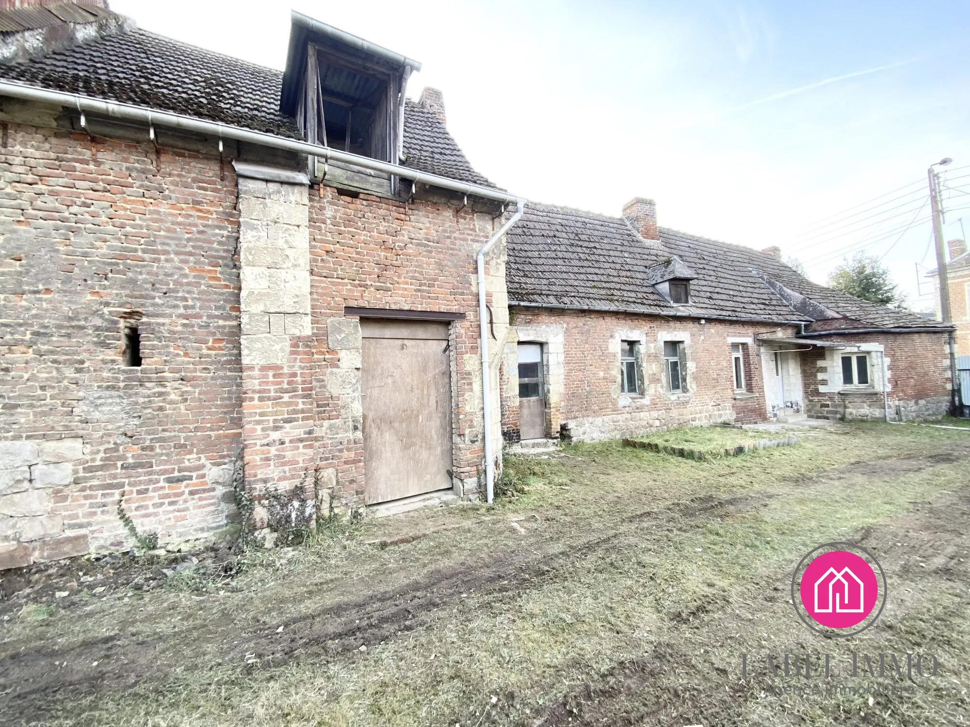 Longère individuelle à rénover avec hangar et jardin à Saulzoir, 99500€ 