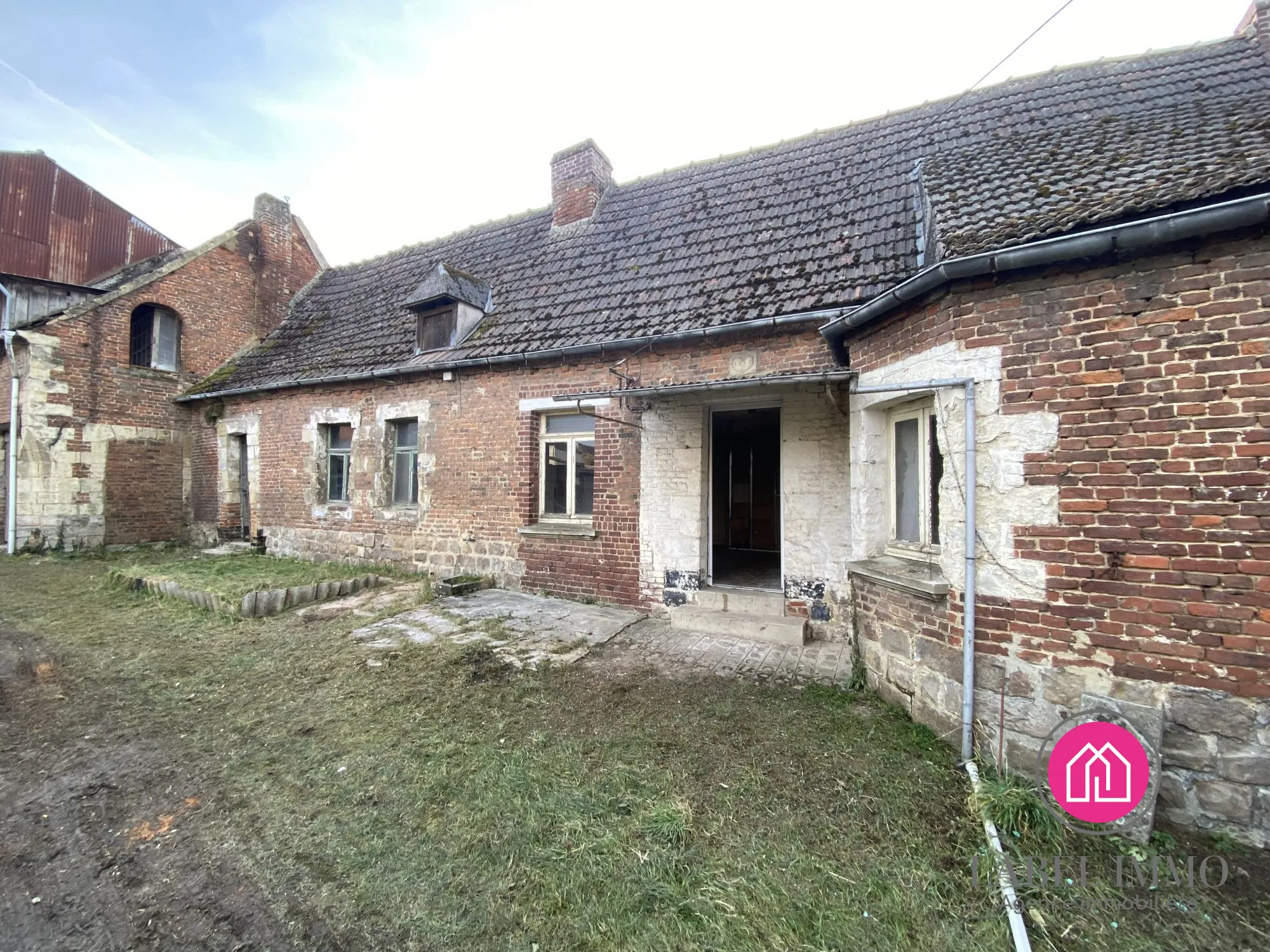 Longère individuelle à rénover avec hangar et jardin à Saulzoir, 99500€ 