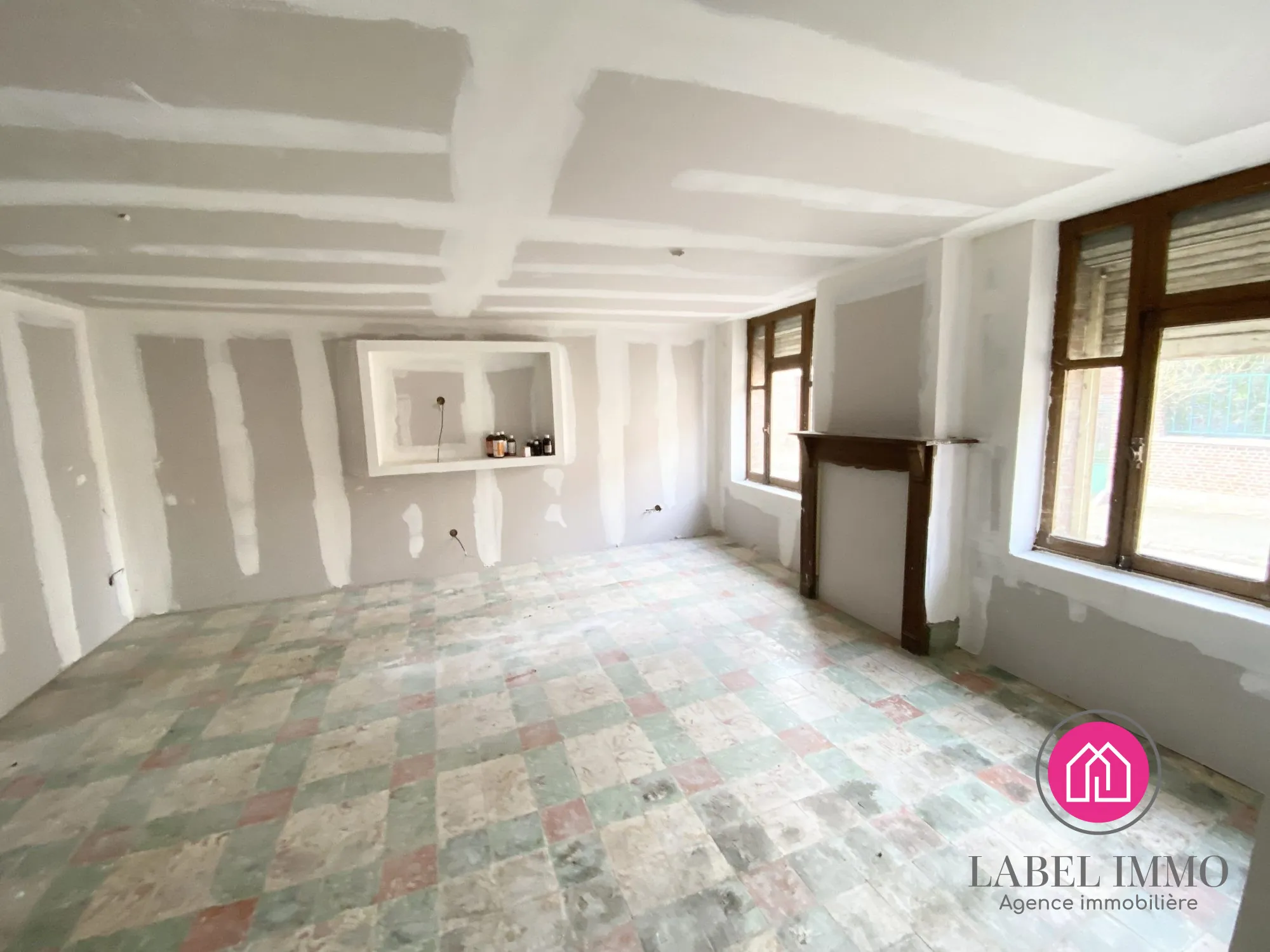 Longère individuelle à rénover avec hangar et jardin à Saulzoir, 99500€ 