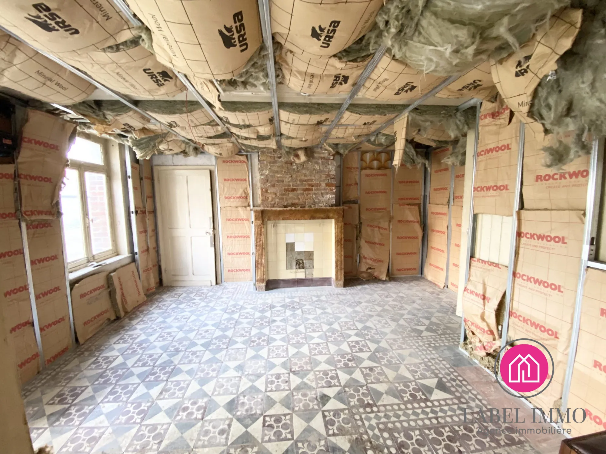 Longère individuelle à rénover avec hangar et jardin à Saulzoir, 99500€ 