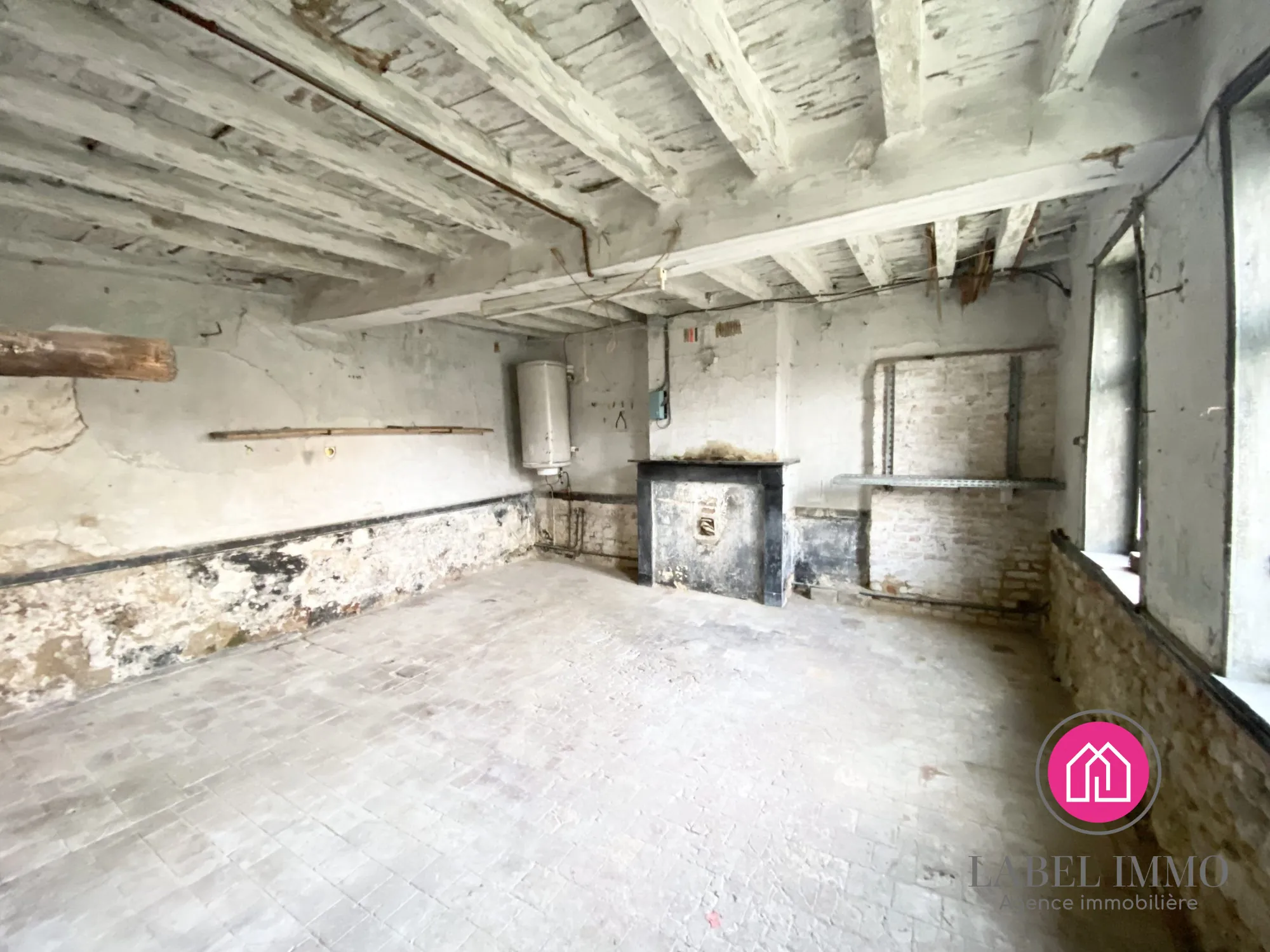 Longère individuelle à rénover avec hangar et jardin à Saulzoir, 99500€ 