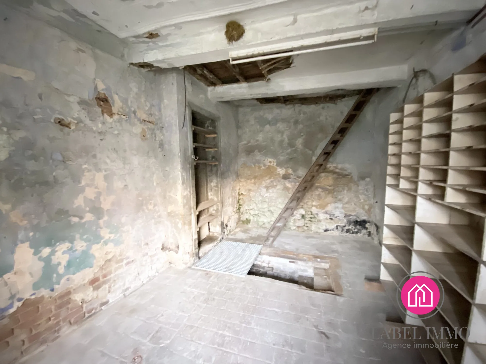 Longère individuelle à rénover avec hangar et jardin à Saulzoir, 99500€ 