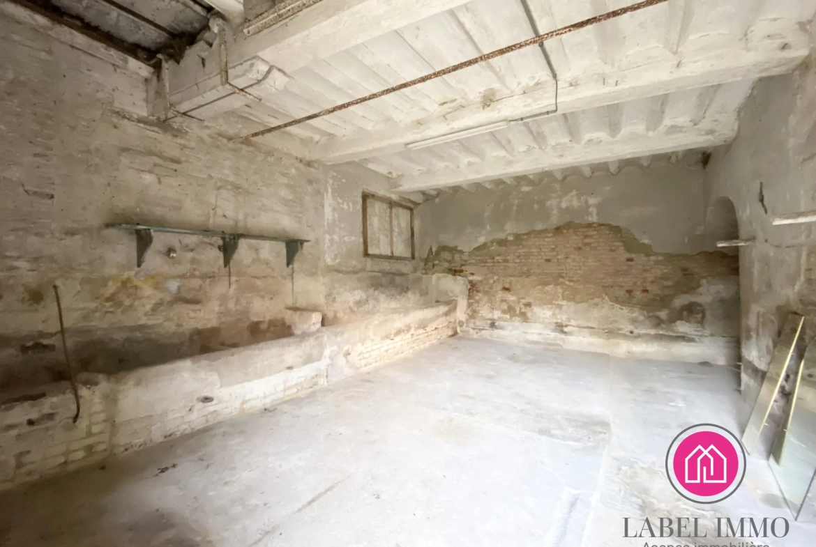 Longère individuelle à rénover avec hangar et jardin à Saulzoir, 99500€ 